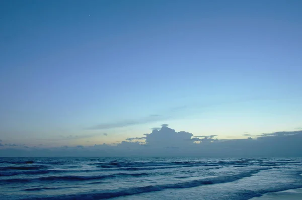 Τοπίο Της Θάλασσας Και Νερό Surf Στην Παραλία Στο Ηλιοβασίλεμα — Φωτογραφία Αρχείου