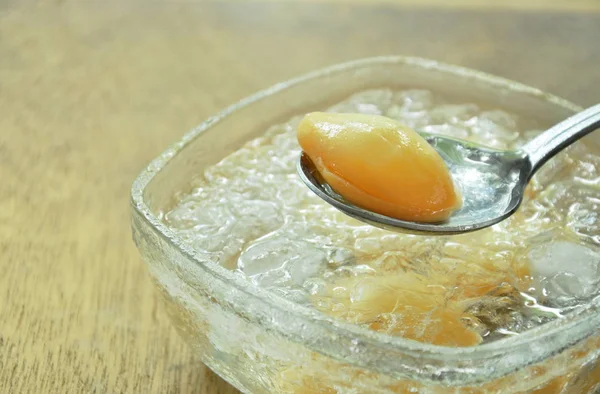 Fruta Tropical Salacca Sin Semillas Almíbar Picadura Hielo Cuchara Plata —  Fotos de Stock