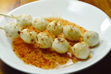  tahta sopa soyunma tatlı ve baharatlı sos plaka üzerinde bıçak gibi ızgara domuz topu