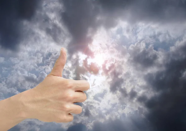 Χέρι Αντίχειρα Επάνω Ηλιαχτίδα Σκορπώντας Φως Μέσα Από Σκοτεινό Σύννεφο — Φωτογραφία Αρχείου