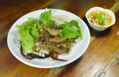 Çıtır çıtır kızarmış kıyılmış catfish yeşil mango salatası ve sos ile