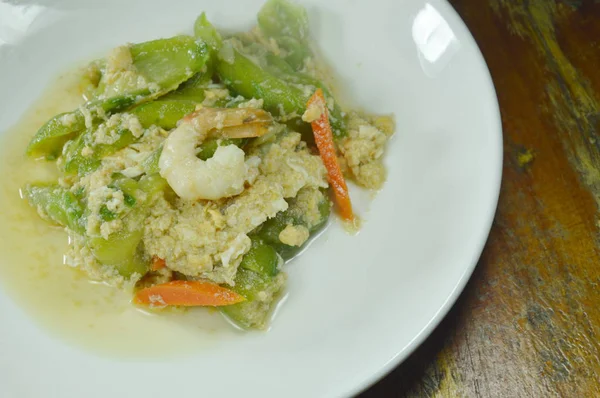 Mélanger Gourde Frite Avec Garniture Oeuf Crevettes Sur Plat — Photo