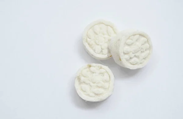白い背景の上の米粉から作られるにおしゃれな 白の中国スナック — ストック写真
