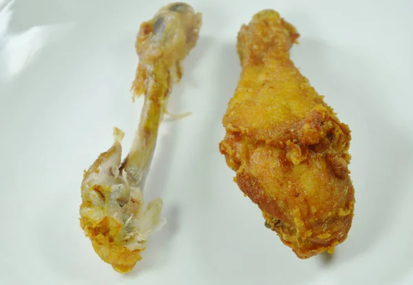 Perna de frango frito crocante e osso na placa — Fotografia de Stock