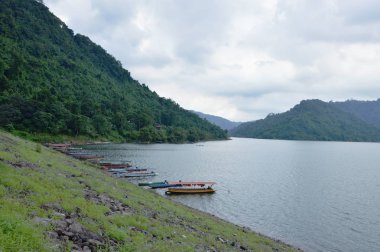 nehirde yüzen motor long tail tekne