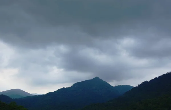 山空の雨雲をカバー — ストック写真
