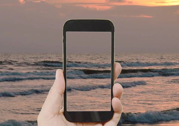 Telepon Seluler Menampilkan Lanskap Matahari Terbenam Latar Belakang Laut — Stok Foto