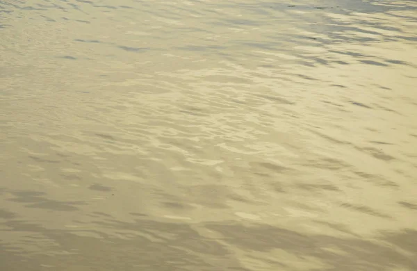 Água ondulada no fundo do lago e textura — Fotografia de Stock