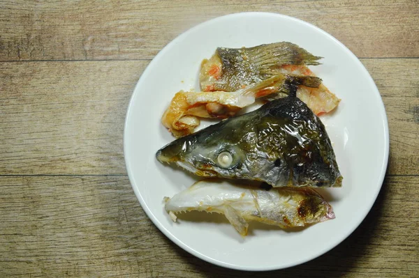 Tête Poisson Saumon Grillé Avec Sauce Soja Sur Assiette — Photo