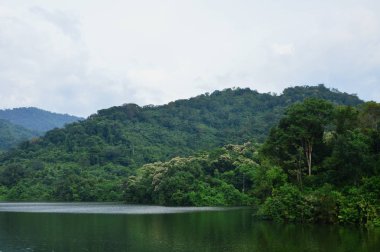 rezervuar dağda üzerinde yüzen yağmur bulutu