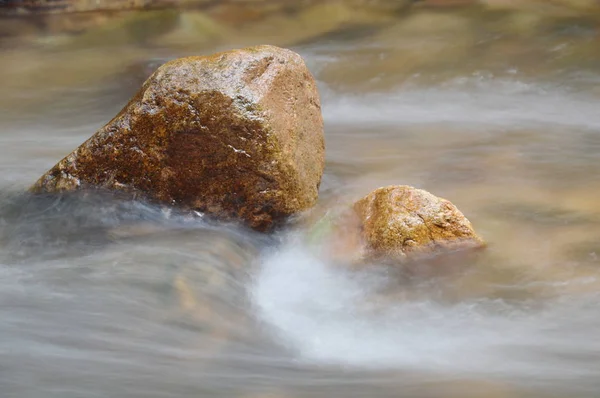 Agua Borrosa Que Fluye Sobre Roca Las Olas Salpicando Río —  Fotos de Stock
