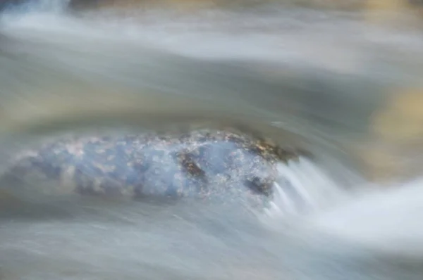 Agua Borrosa Que Fluye Sobre Roca Las Olas Salpicando Río —  Fotos de Stock