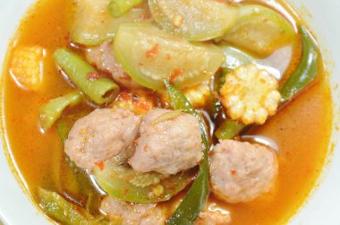 kırmızı köri çorba kase üzerinde Karışık sebzeli baharatlı balık top