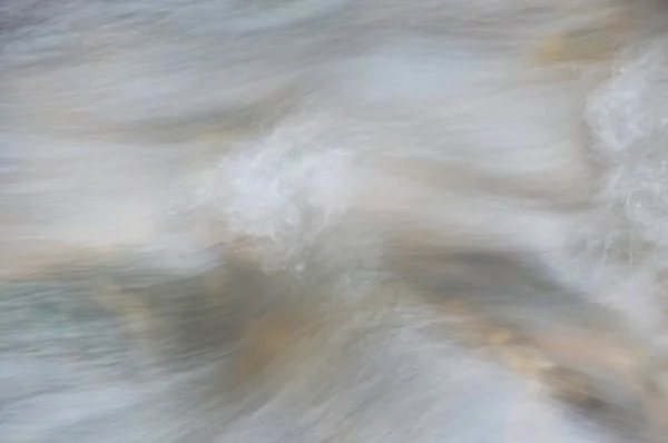 Perto de água borrada que flui no rio na floresta — Fotografia de Stock