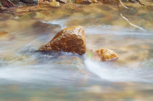 Bulanık su rock ve nehirde sıçramasına dalga akan — Stok fotoğraf