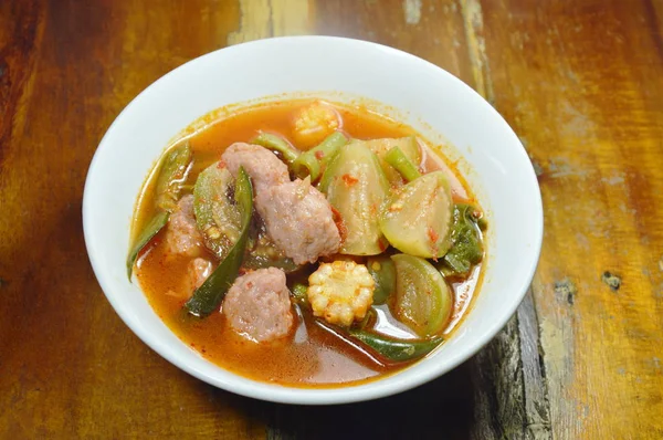香辣鱼丸配菜在红咖喱汤上碗 — 图库照片