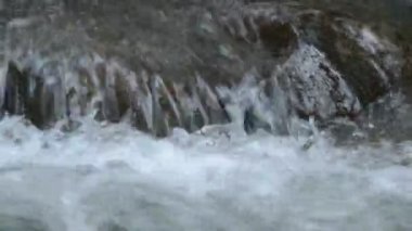 rock ve nehirde sıçramasına dalgalar akan su