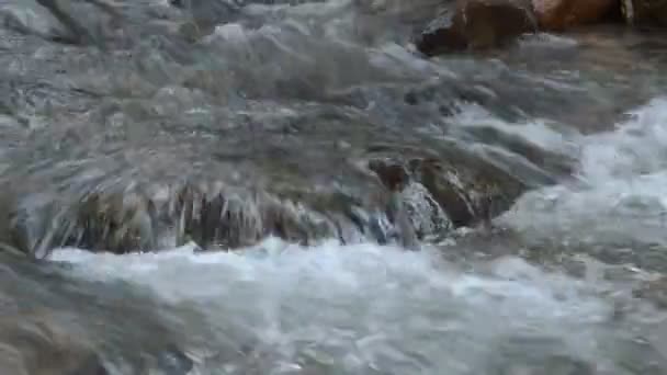 Acqua Che Scorre Sulla Roccia Onde Che Schizzano Nel Fiume — Video Stock