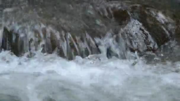 Вода Текущая Скале Брызги Волн Реке — стоковое видео