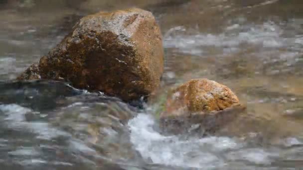 水在岩石上流动 海浪溅在河上 — 图库视频影像