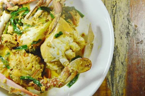 Mélanger le crabe nageur frit dans du curry jaune sur une assiette — Photo