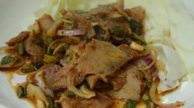 baharatlı kavrulmuş pork Tay salatası ve yemek için bıçaklama çatal