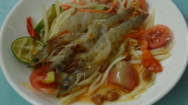 Som Tum Thai Spicy Green Papaya Toping Raw Shrimp Salad — стоковое видео