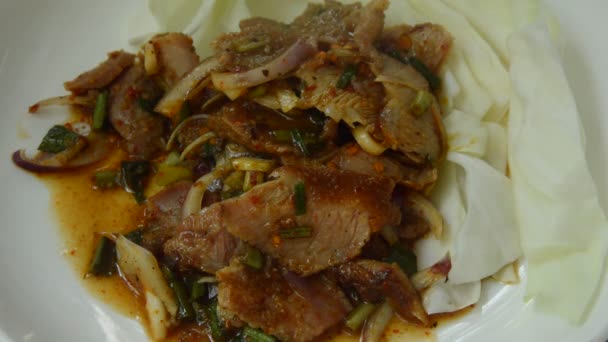 Würzig Gegrilltes Schweinefleisch Thailändischer Salat Und Gabel Stechend Essen — Stockvideo