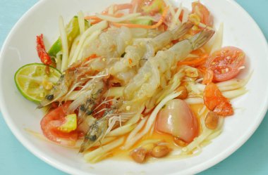  Çiğ karides salatası plaka üzerinde Tepesi Som tum Tay baharatlı yeşil papaya