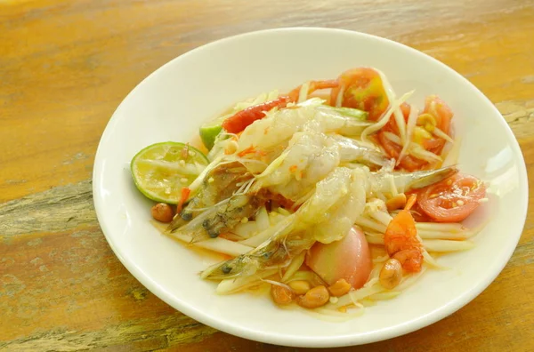 Som tum thai würzige grüne Papaya Topping rohen Garnelensalat auf Teller — Stockfoto