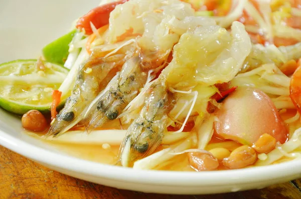  Çiğ karides salatası plaka üzerinde Tepesi Som tum Tay baharatlı yeşil papaya