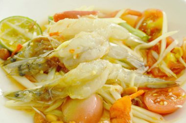  Çiğ karides salatası plaka üzerinde Tepesi Som tum Tay baharatlı yeşil papaya