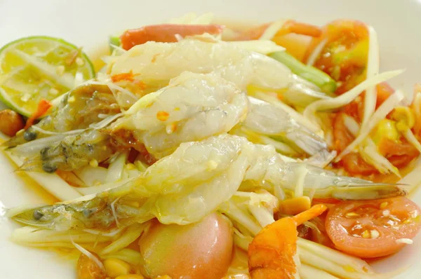 Тайский пряный зеленый салат из креветок на тарелке — стоковое фото