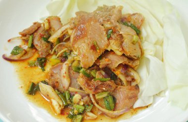  baharatlı ızgara domuz Tay çanak üzerinde taze lahana salatası