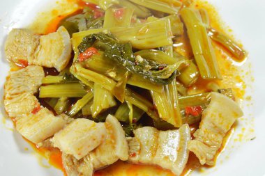 baharatlı kızarmış sabah görkemi ile domuzlu köri plaka üzerinde