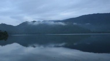 manzara ile gölde yüzen sis Dağı