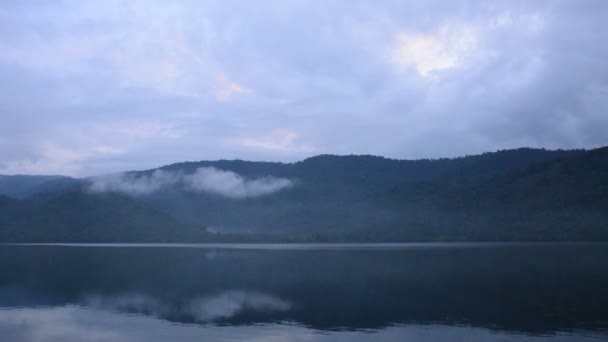 Paisagem Montanha Com Névoa Flutuando Lago — Vídeo de Stock