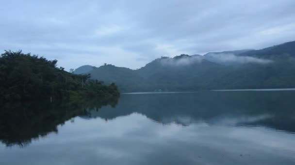 Paisagem Montanha Com Nevoeiro Flutuando Lago — Vídeo de Stock