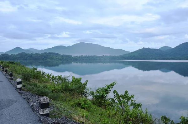 Paisagem Lago Reservatório Água Com Fundo Montanha — Fotografia de Stock