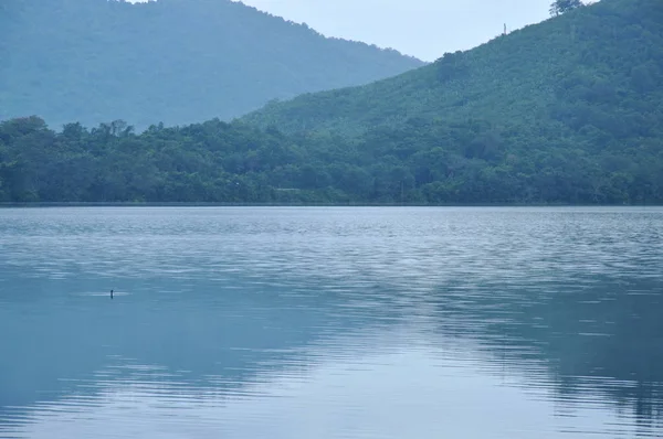 Paysage Montagne Avec Brume Flottant Dans Lac — Photo