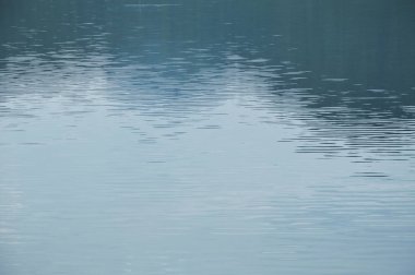 et kalınlığı ile yivli su ve göl arka plan ve doku üzerinde yayılan