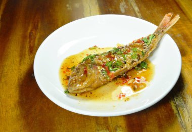 çıtır çıtır kızarmış keskin diş snapper soyunma plaka üzerinde tatlı acılı sos ile