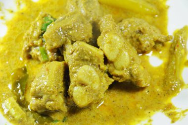  Hindistan cevizi sütü köri plaka üzerinde kızarmış domuz eti kemikten