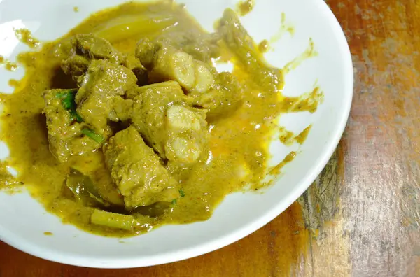 Costilla de cerdo frita con leche de coco al curry en el plato — Foto de Stock