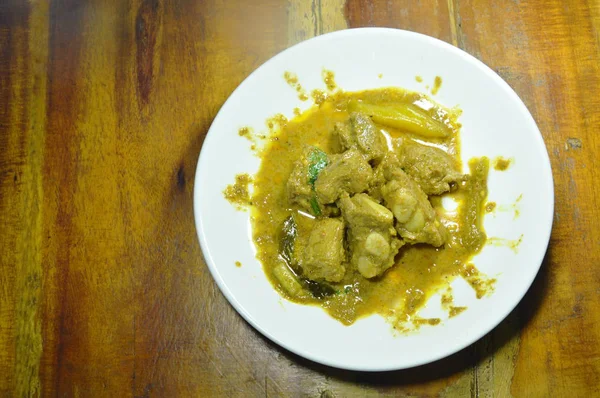 Hueso de cerdo frito con leche de coco al curry en el plato —  Fotos de Stock