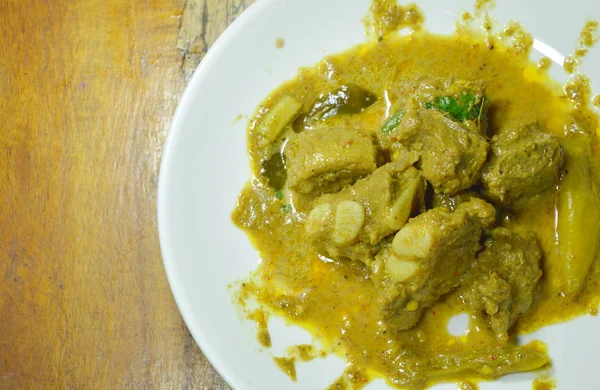 Costilla de cerdo frita con leche de coco al curry en el plato — Foto de Stock