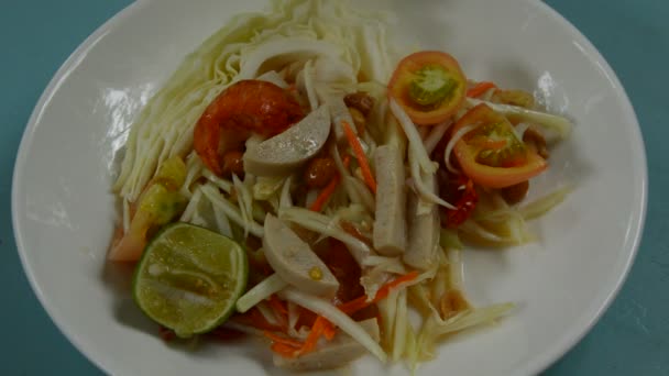 スパイシー青パパイヤ スライス ベトナム ソーセージ サラダをフォークですくいをトッピング — ストック動画