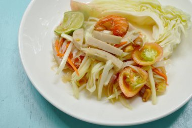  Dilim Vietnamca sosis salata plaka üzerinde Tepesi Som tum Tay baharatlı yeşil papaya