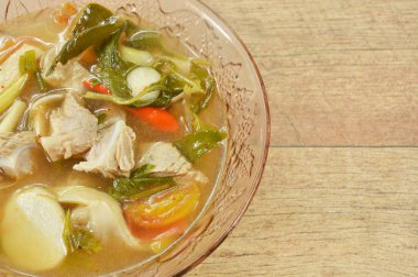  sıcak ve baharatlı domuz kemik demirhindi ve Tay otlar çorba cam kase üzerinde