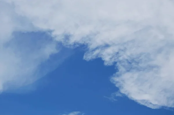 Große Wolke breitet sich bei sonnigem Tag am Himmel aus — Stockfoto